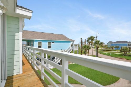 25314 Intrepid Ln, Galveston TX  77554-6612 exterior