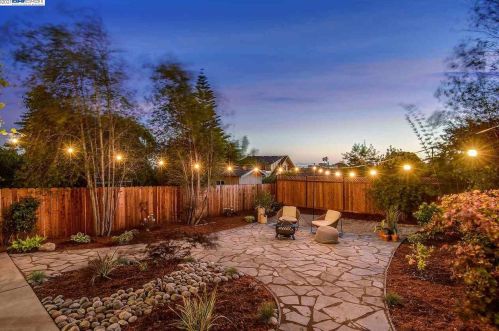 5137 Fairfax Ave, Oakland CA  94601-5410 exterior