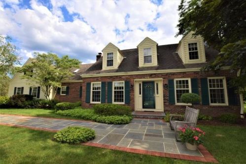 1723 Edward Dr, Thiensville, WI 53092-2962