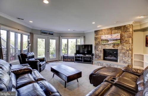 20405 Crimson Pl, Leesburg VA 20175-6362 exterior