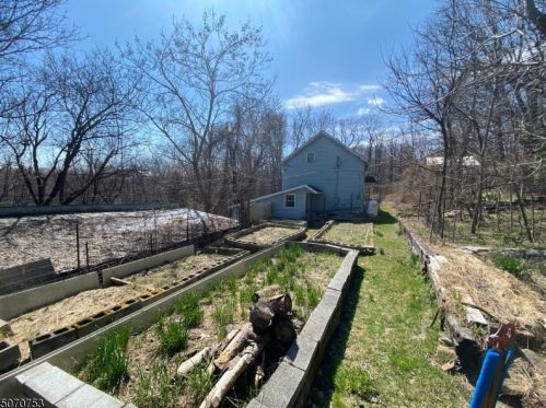 31 Dewey Ln, Glen Gardner, NJ 08826-3102