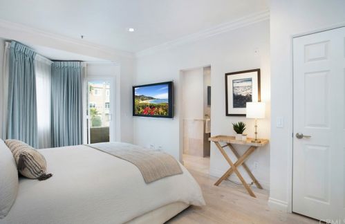 1400 Pacific Coast Hwy, Huntington Beach CA  92648-4480 exterior