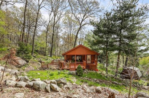 14 Hemlock Hill Ln, Airmont, NY 10901-4403