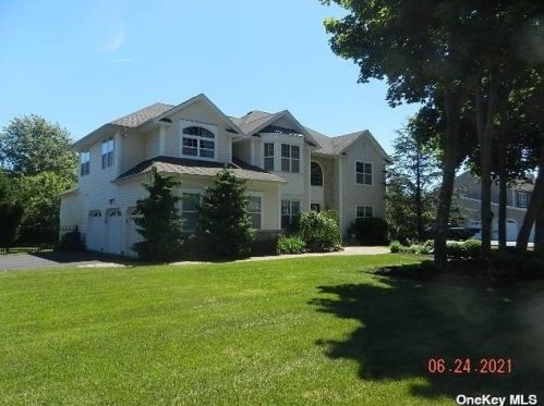 1 Blackberry Ln, Center Moriches, NY 11934-1412