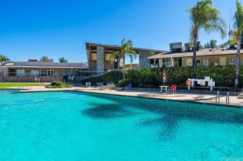 19032 Avenue Of The Oaks, Santa Clarita CA  91321-1444 exterior