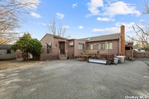 1597 Grundy Ave, Holbrook NY  11741-2108 exterior