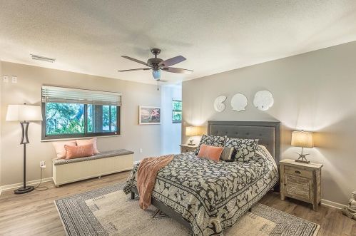 211 Bayshore Dr, Saint George Island FL  32328-3365 exterior