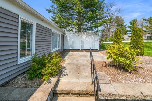 124 Hilltop Pl, New London NH  03257-5412 exterior