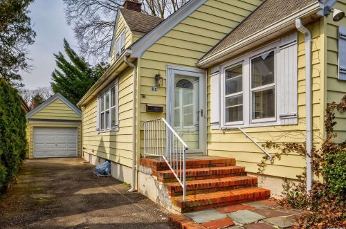 22 Spruce St, Great Neck, NY 11021-3811