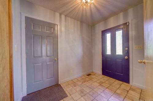 5 Bramble Bush Dr, Niantic CT  06357-1802 exterior