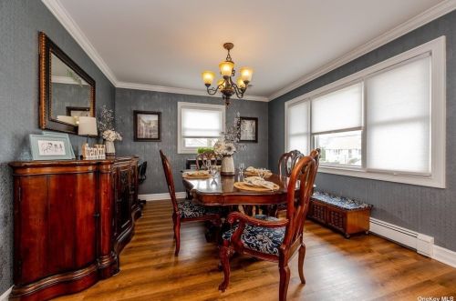 372 5 St, North Lindenhurst NY 11757-1149 exterior