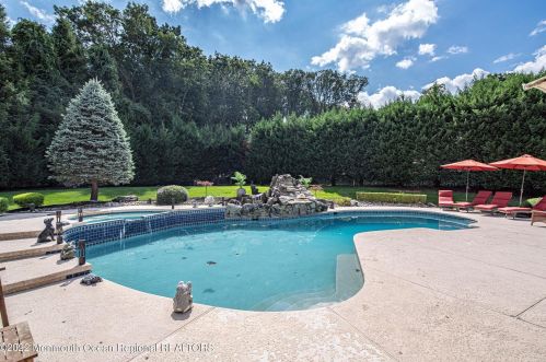 24 Dora Ln, Holmdel Village NJ  07733-1671 exterior