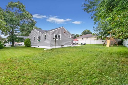 495 Delaware Ave, North Lindenhurst NY  11757-3410 exterior