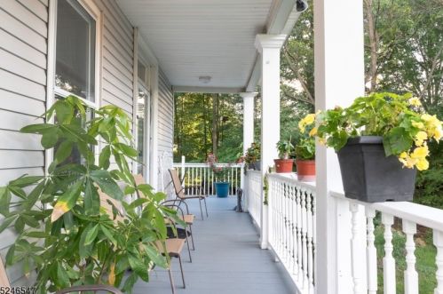 5 Fritz Ln, West Paterson, NJ 07424-2626