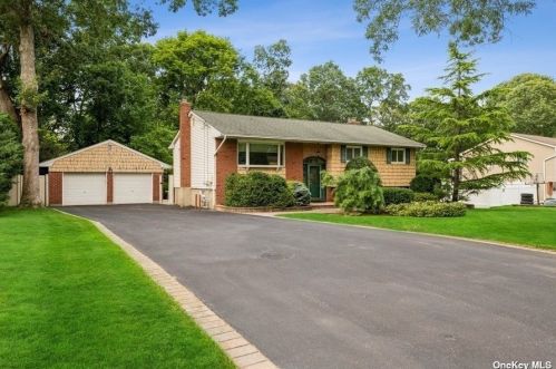 37 Beacon Ln, Elwood, NY 11731-5103