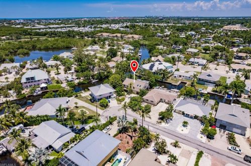 2631 Gulfview Dr, Naples FL  34112-5829 exterior