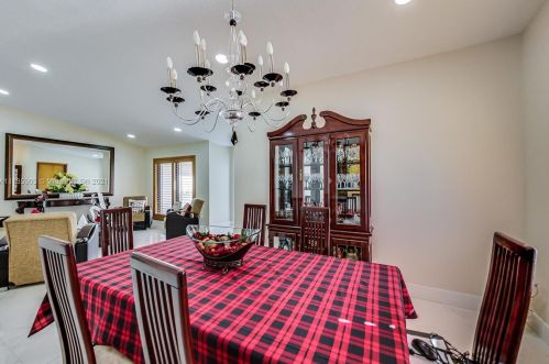 7534 5th Ct, Hialeah FL  33014-4921 exterior