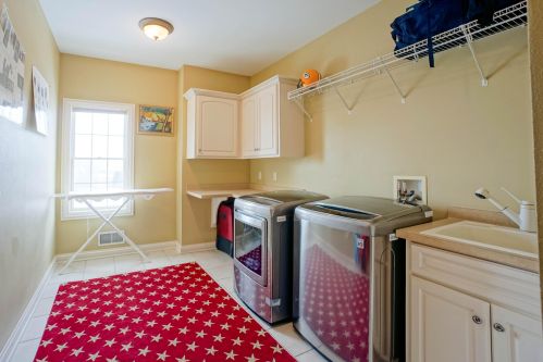 802 Bluespruce Cir, Chenequa WI 53029-8679 exterior