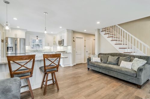 11 Wilson St, Elwood, NY 11731-1124