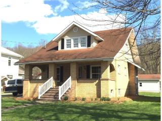 541 College St, Newcomerstown OH  43832-1017 exterior