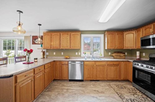 4 Ivans Ln, Dover NH  03820-9131 exterior