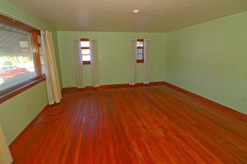 1009 Sunview Ave, Jeannette, PA 15644-3065