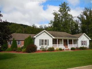 195 Trotters Ln, Charleston, WV 25312-6770