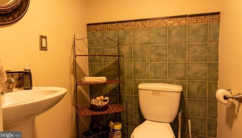 2927 Derry St, Harrisburg PA 17111-1644 exterior