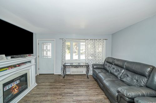 186 Parkway Blvd, Wheatley Heights NY  11798-4306 exterior