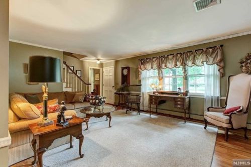 561 Spruce Ln, Franklin Lakes, NJ 07417-2418