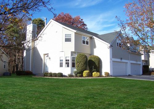 38 Sunflower Ridge Rd, South Setauket, NY 11720-3710