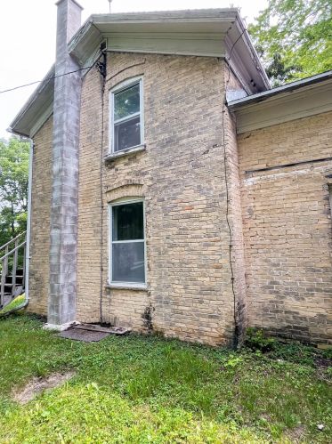 7447 Forest View Rd, West Bend, WI 53090-9001