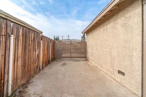 691 Date Ave, Rialto CA  92376-7006 exterior