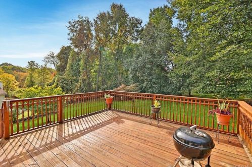 5 Five Oaks Ln, Valley Cottage, NY 10989-1635