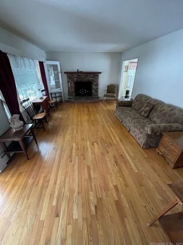 16 Oxford St, Bethel, CT 06801-2217