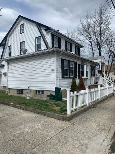31 Holland Ave, Floral Park, NY 11001-1507