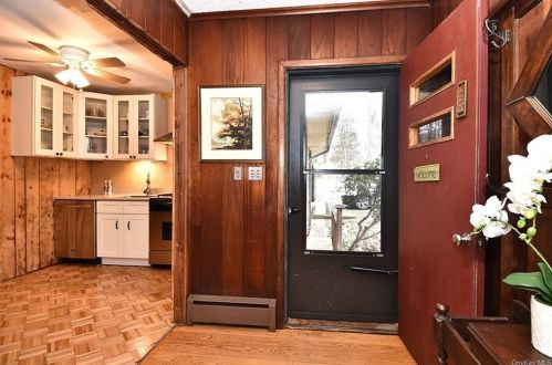 104 Old Church Ln, Scotts Corners, NY 10576-1818
