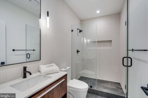 4915 Western Ave, Washington DC  20016-4319 exterior