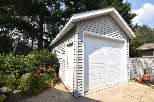 668 Daffodil Ct, Oconomowoc, WI 53066-2325