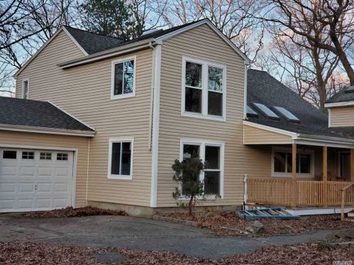 31 Chestnut St, Mount Sinai, NY 11766-2326