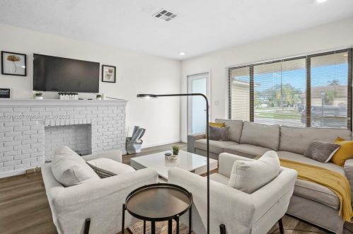 48 7 St, Dania Beach FL  33004-2306 exterior