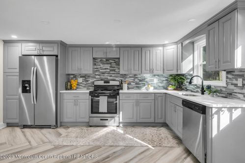 961 Front St, Tinton Falls NJ  07701-5615 exterior