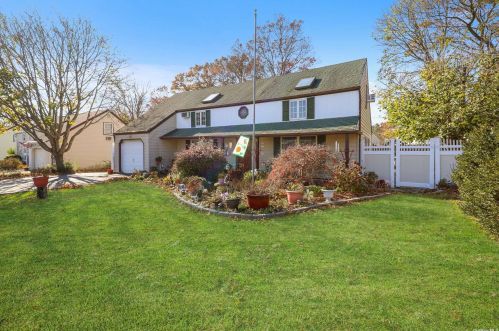 31 Cloverlook Ln, Central Islip, NY 11722-2520