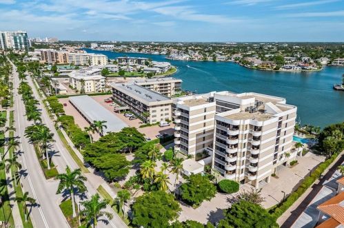 3100 Gulf Shore Blvd, Naples FL  34103-3926 exterior