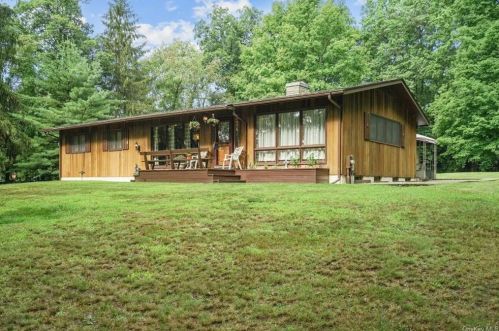 615 Beattie Rd, Rock Tavern, NY 12575-5264