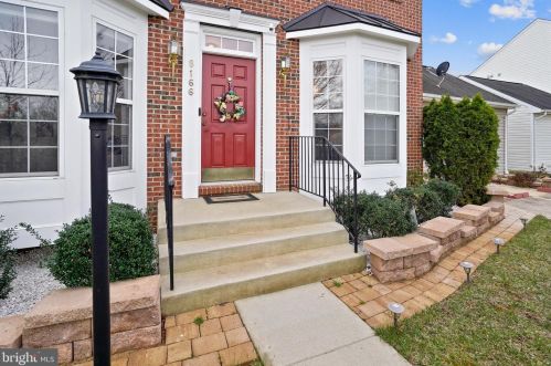 8166 Gilroy Dr, Lorton, VA 22079-2936