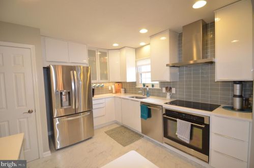 6018 Scarborough Commons Ln, Springfield, VA 22015-2863