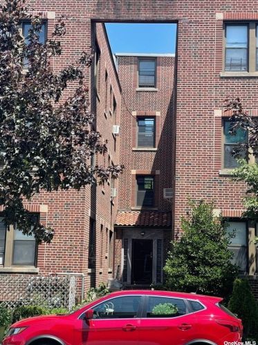 5 Tyson Ave, Floral Park, NY 11001-1509