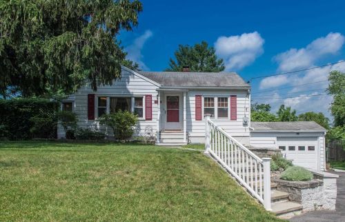 15 Dogwood Dr, Poughkeepsie, NY 12601-5513