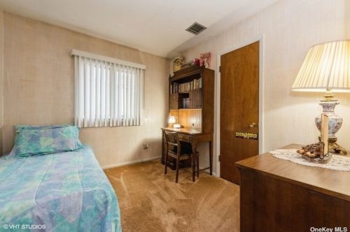 76 Shelbourne Ln, New Hyde Park NY  11040-1044 exterior